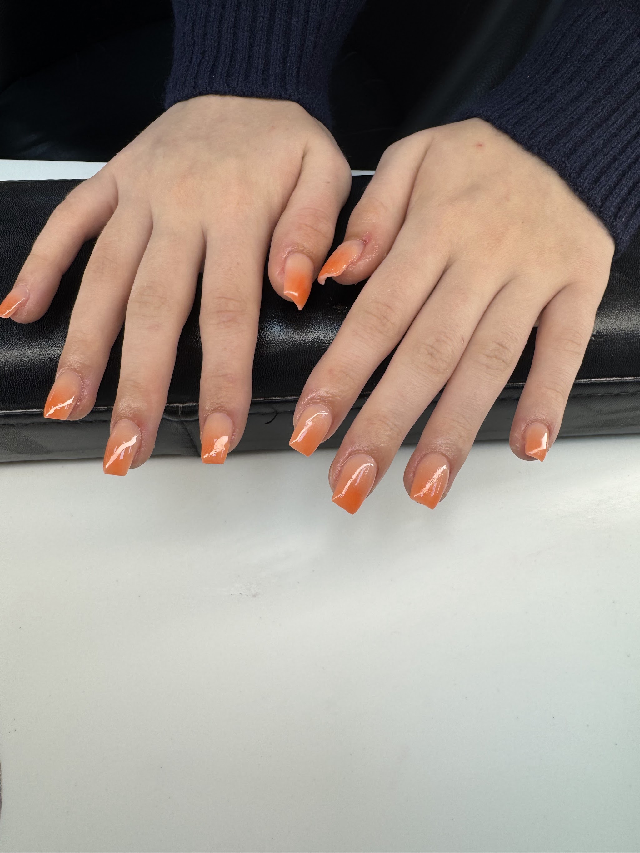 Korte nagels met oranje French tips