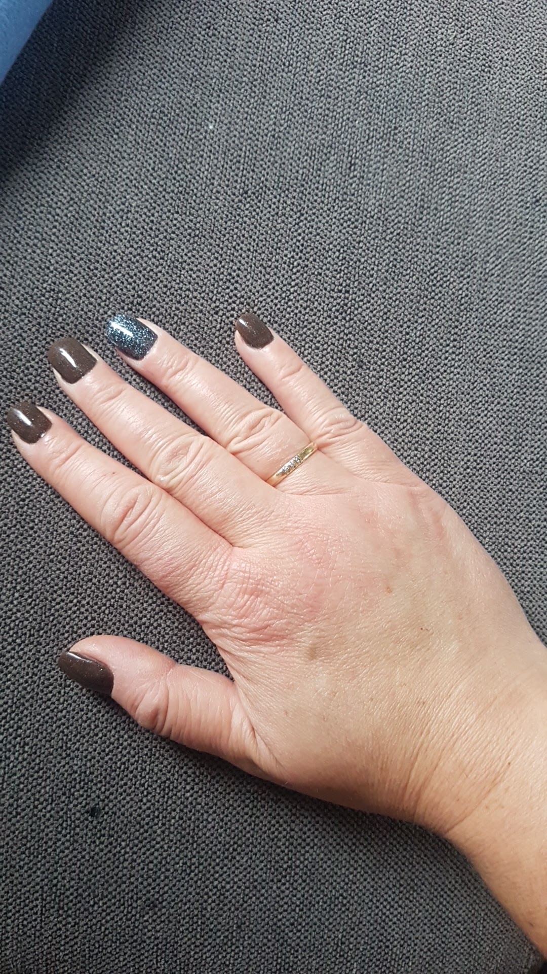 Donkerbruine gellak met één glitternagel