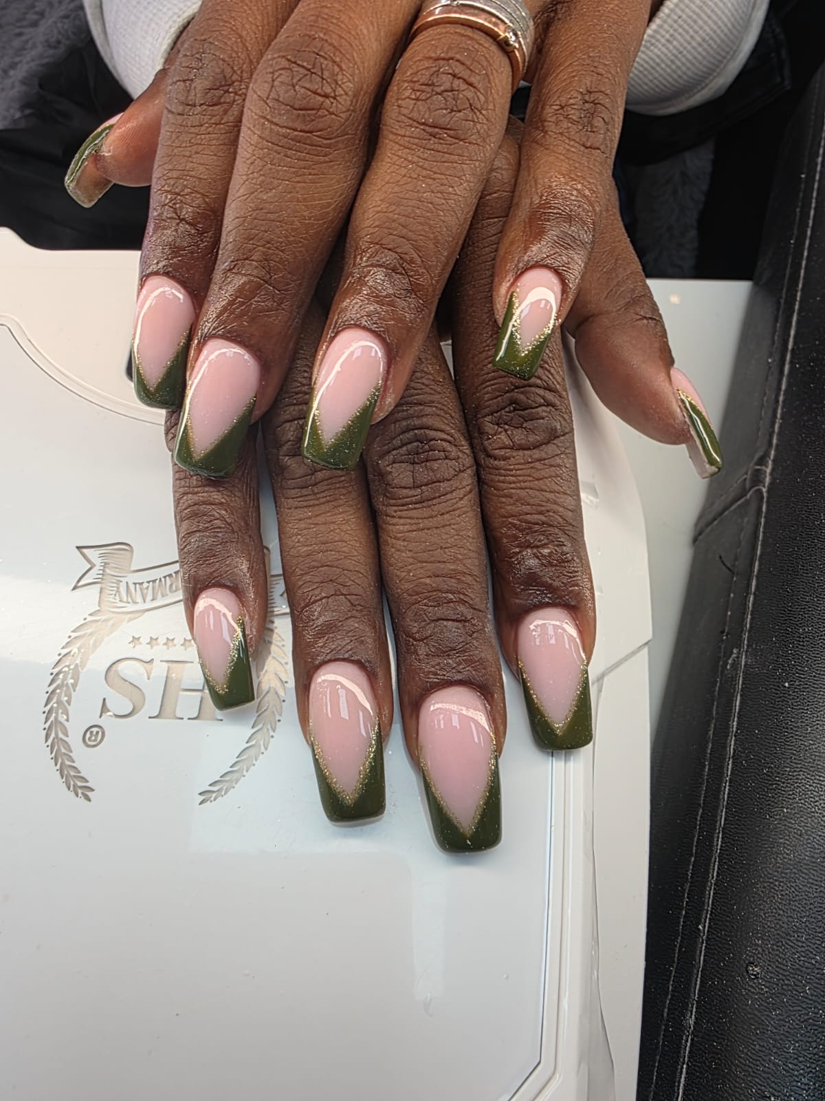 Lange kunstnagels met een olijfgroene French